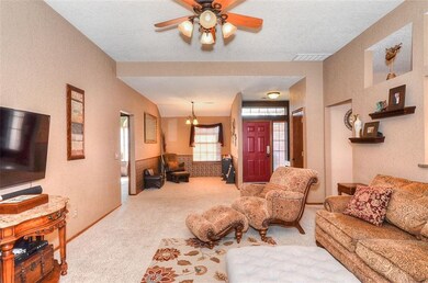 609 Gyrfalcon Dr, Norman, OK 73072 - photo 6
