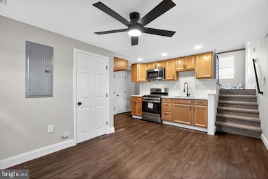 1556 Summit St, Marcus Hook, PA 19061 - photo 2