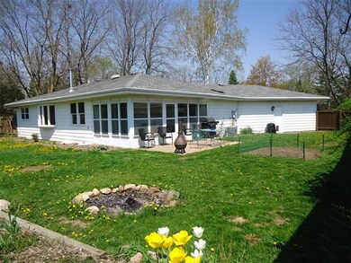 208 Hilltop Cir, Brooklyn, WI 53521 - photo 2