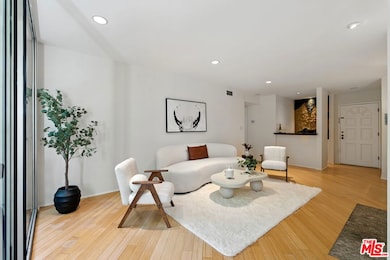 429 N Oakhurst Dr unit 203, Beverly Hills, CA 90210 - photo 3