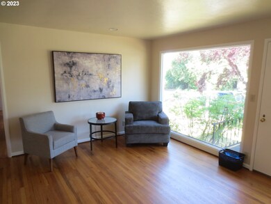 Living Room/Entrance