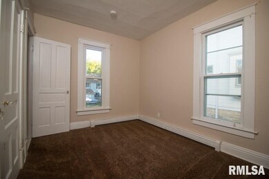 304 E High St, Davenport, IA 52803 - photo 7