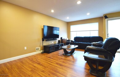 (4) Living Room