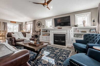 5 Living Rm w built ins