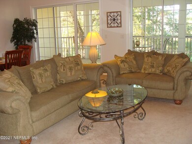 Living Area to Screened Lanai