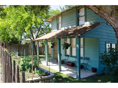 705 E 12th St, the Dalles, OR 97058 - photo 2