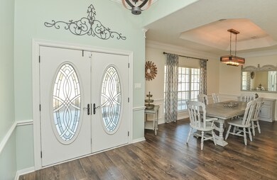 WONDERFUL DINING ROOM TO THE LEFT AS YOU WALK INTO THE FRONT DOOR!