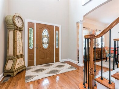 Open 2 story foyer, specialty door entry