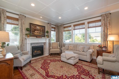 Bright and comfortable living room - ideal for relaxing or entertaining.