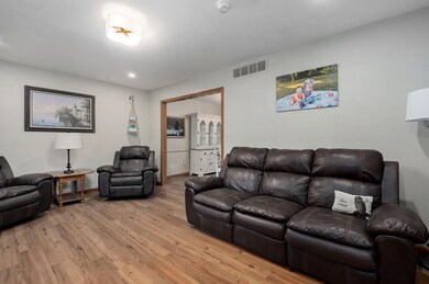 814 W Swan St-7