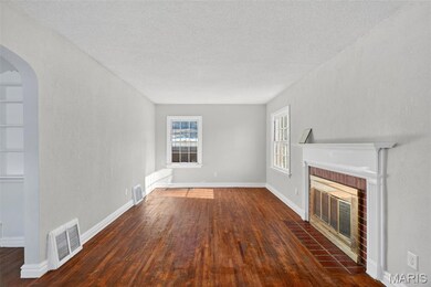 6713 Kenwood Dr, Saint Louis, MO 63121 - photo 4