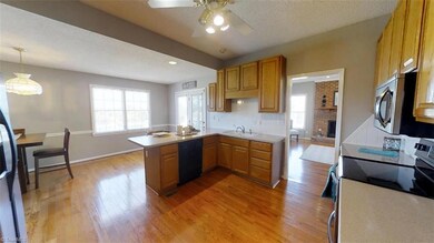 Large kitchen eat in kitchen!