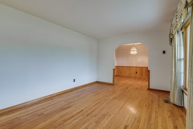 Enter into the living room. Look at those HARDWOOD FLOORS!