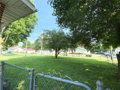 220 9th St, Covington, IN 47932 - photo 5