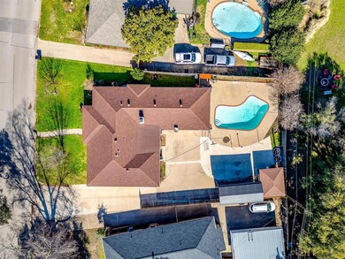 913 S Colonial Dr, Cleburne, TX 76033 - photo 3