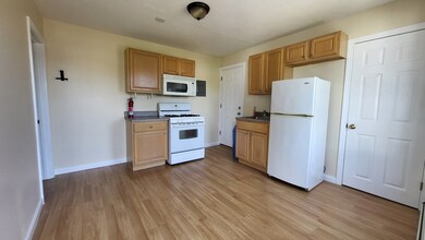 942 Lakeview Ave unit 2nd Rear, Lowell, MA 01850 - photo 4