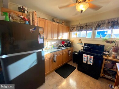 22 Robin Hill Ln, Levittown, PA 19055 - photo 3