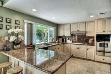 Upgraded Kitchen with Granite Countertops, Stainle