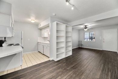Kitchen with light countertops, a ceiling fan, op
