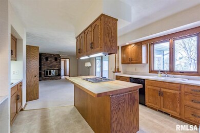 2202 E 47th St, Davenport, IA 52807 - photo 4