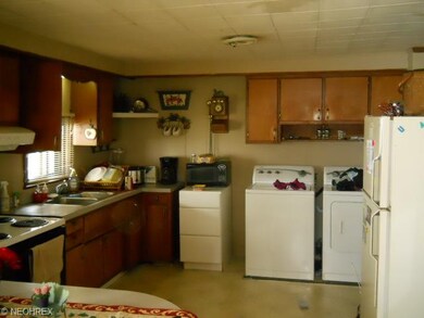 323 Sycamore St, Coshocton, OH 43812 - photo 2