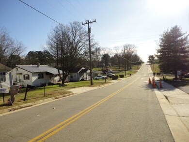 1105 Mecklenburg Ave, Victoria, VA 23974 - photo 4