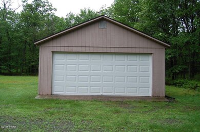 133 Lakeview Cir, Hawley, PA 18428 - photo 2