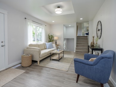 520 Della St-104