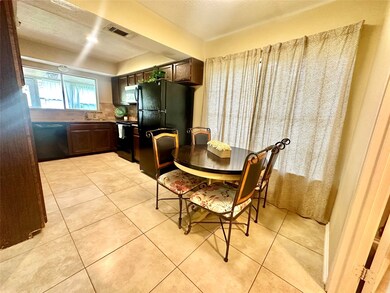 244 E Castle Harbour Dr, Friendswood, TX 77546 - photo 3