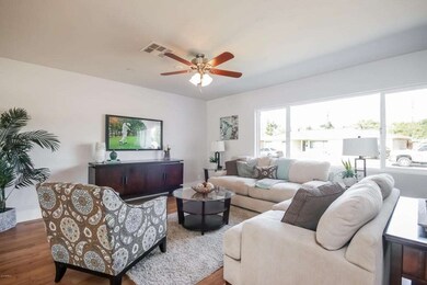 006-Living_Room-2213318-large