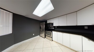 615 SW 113th Way unit 14, Pembroke Pines, FL 33025 - photo 5