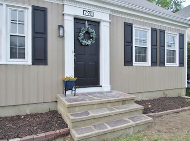 DENTIL MOLDING UNDER THE ROOFLINE & SLATE-DECORATED FRONT STEPS