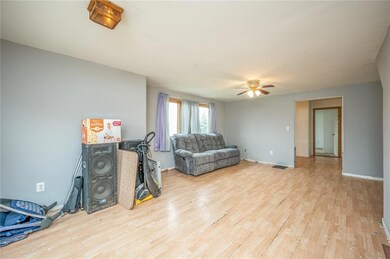 311 E 3rd St S, Newton, IA 50208 - photo 4