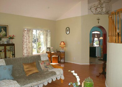 Spacious Greatroom with Pergo Flooring