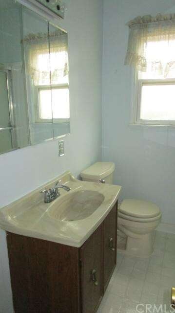 full bath (hallway)