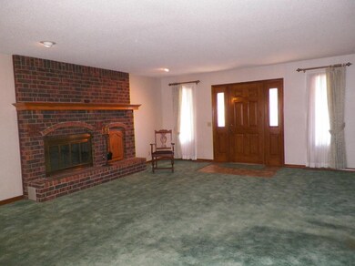 2105 S Hedgewood Dr, Bolivar, MO 65613 - photo 3