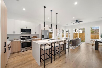 309 E 43rd St, Houston, TX 77022 - photo 4