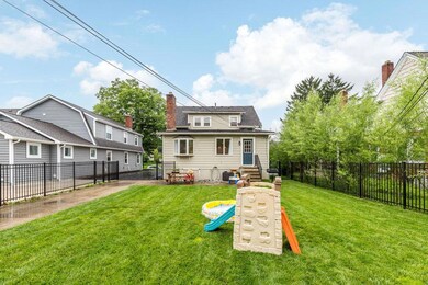06-11-18 1178 Broadview Ave 07