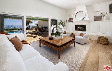 Living room has a frieplace