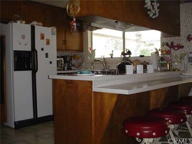 LIGHT AND AIRY KITCHEN WITH BREAKFAST BAR