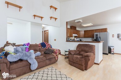 3908 Tom White Circle-large-006-18-Livin