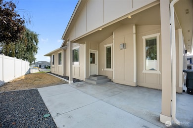 509 Bluff Dr W, Moses Lake, WA 98837 - photo 2