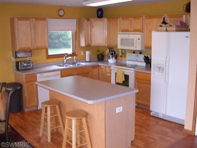 53947 W Ridgeview Cir, Paw Paw, MI 49079 - photo 2