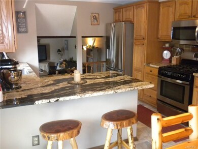 Breakfast bar. All kitchen appliances stay!