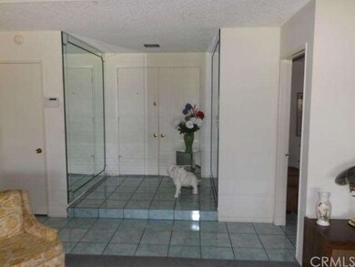 Double door, front mirrored entry