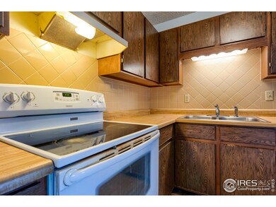 Under cabinet lighting for the sink and stove