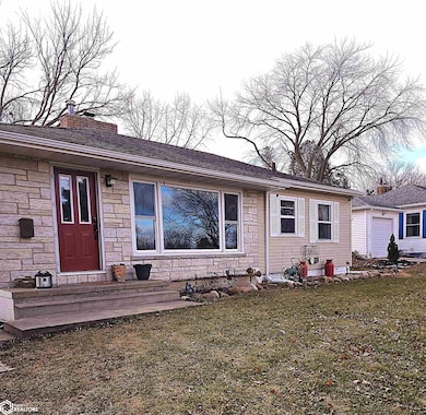 225 Martin Rd, Waterloo, IA 50701 - photo 2