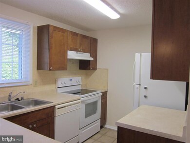 8615 Spring Creek Ct, Springfield, VA 22153 - photo 6