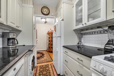 45-69 Bell Blvd unit B, Bayside, NY 11361 - photo 5