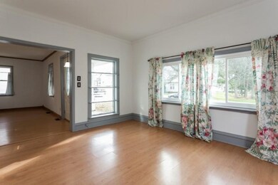 02_6627BerrienStreetE_165_LivingRoom_Low
